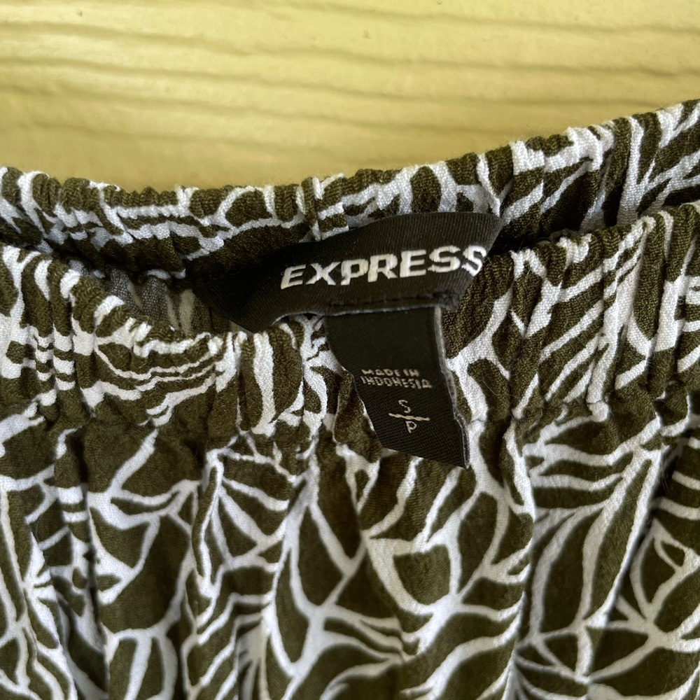 Express Womens Off the Shoulder Shorts Romper Green Small Olive Leaves Ruffle - Picture 14 of 16